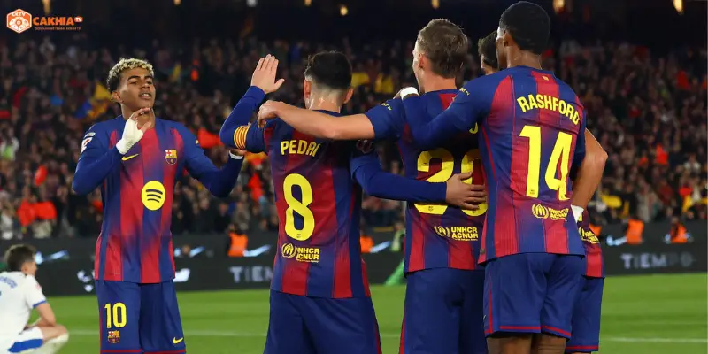 Không khí Mendizorrotza trước Alavés vs Barcelona